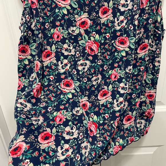 Lauren Conrad navy floral top with scalloped neck and hem, size L - Picture 3 of 3